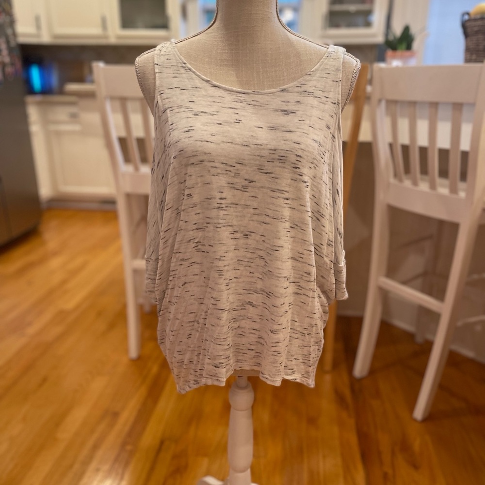 💜 5 for $25 or 3 for $18 S-Twelve gray cold shoulder top